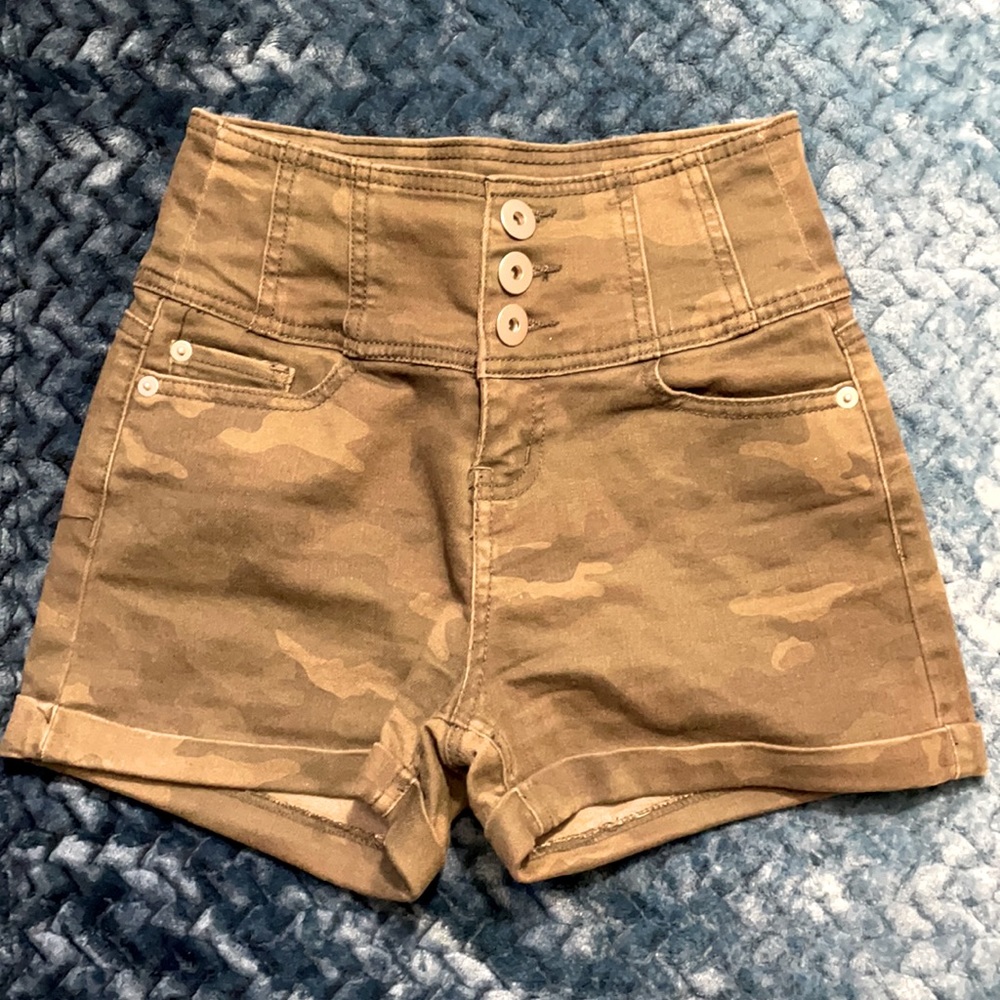 No boundaries high rise shorts